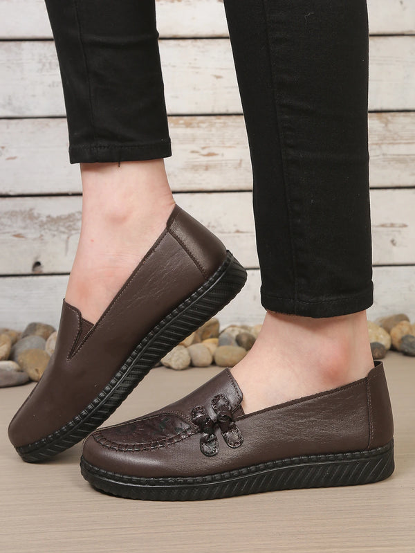 Comfortable slip-on loafers in soft leather with decorative floral accent