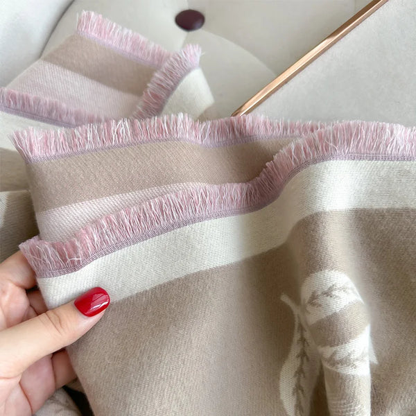 Fashionable autumn scarf in soft polyester, featuring a vibrant and stylish leaf pattern.