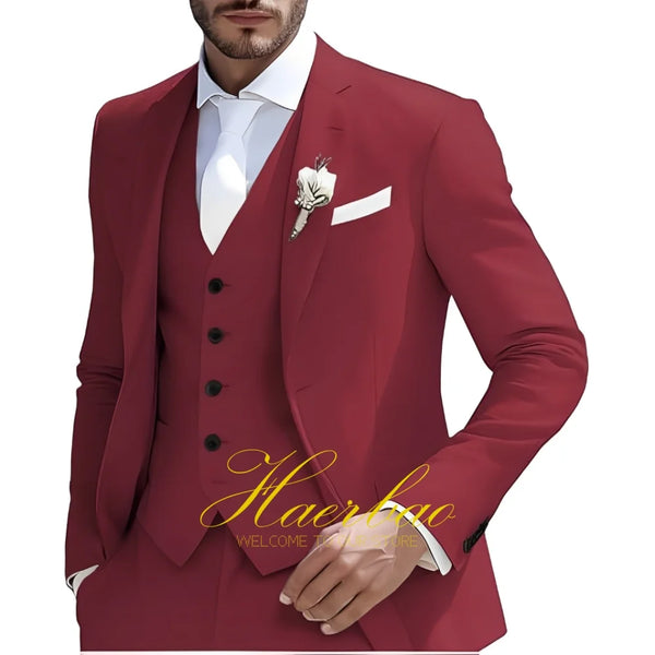 Elegant 3-piece men's suit for weddings, featuring a slim fit, single-breasted jacket, and pleated pants in premium fabric.