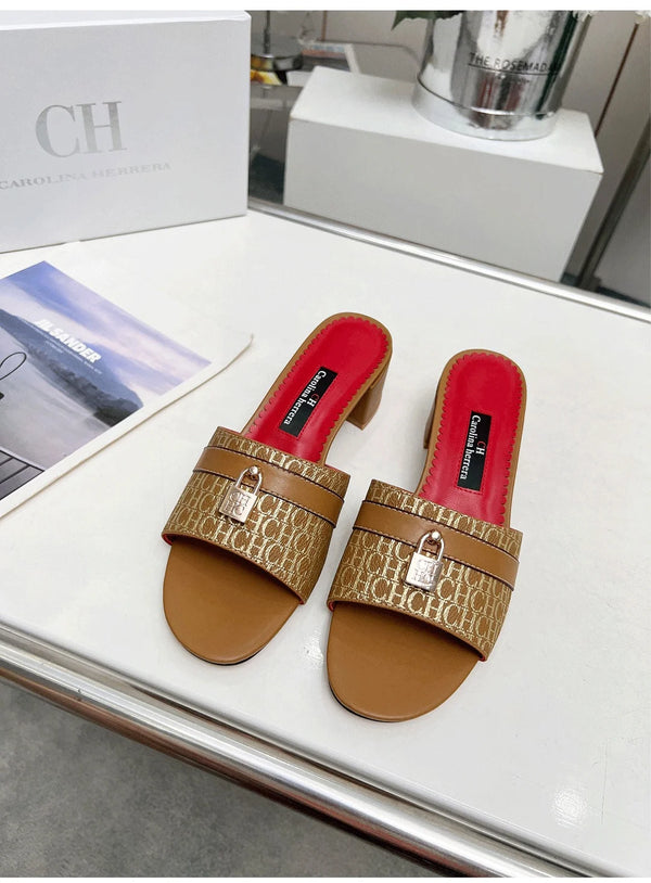 Vintage-style leisure sandals with flat heel and superior foot support system