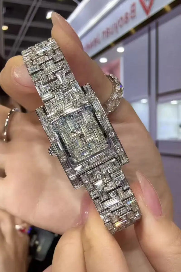 Sophisticated women's quartz watch with 3Bar water resistance for splash protection