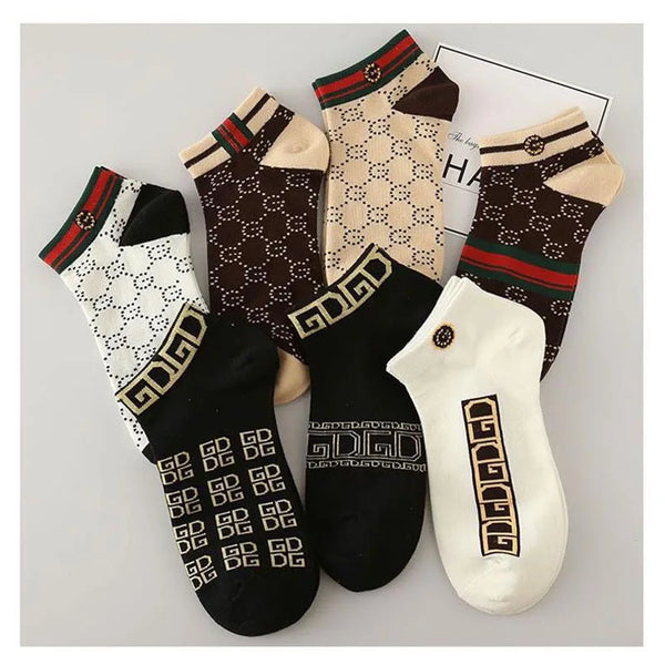 Airy comfort ankle socks in a stylish geometric pattern, crafted from premium polyester blend.