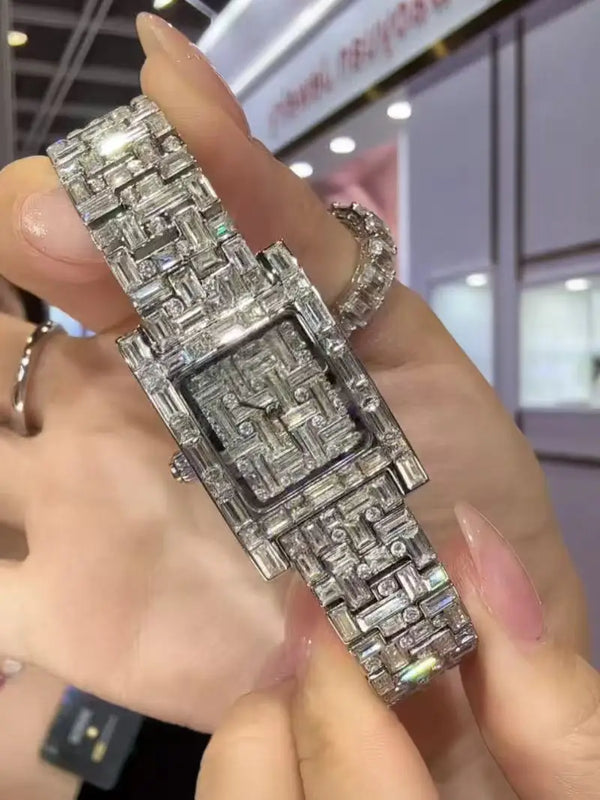 Durable stainless steel band of the ZOCA watch, perfect for daily elegance