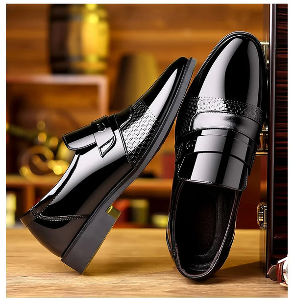 Elegant men's leather Oxford shoes in versatile black color.