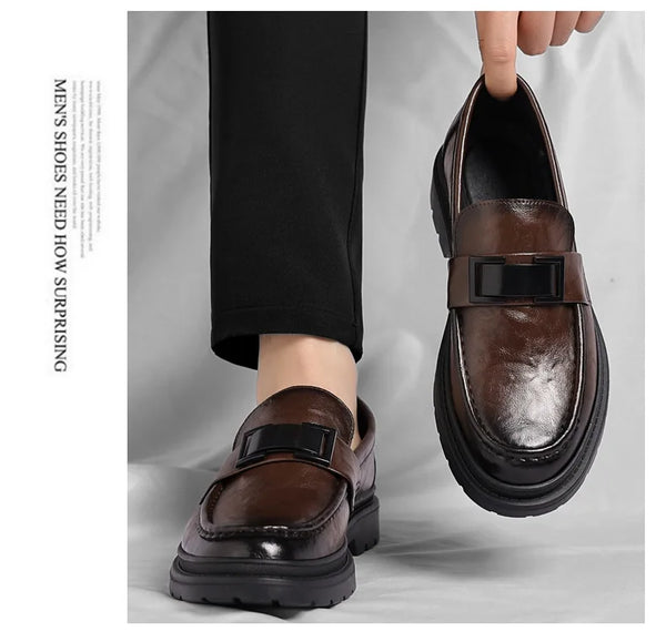 Elegant brown loafers with a timeless design for any occasion.