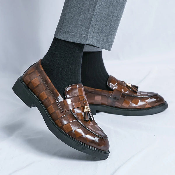 Pointed toe design of classic men's formal oxfords in sleek black.
