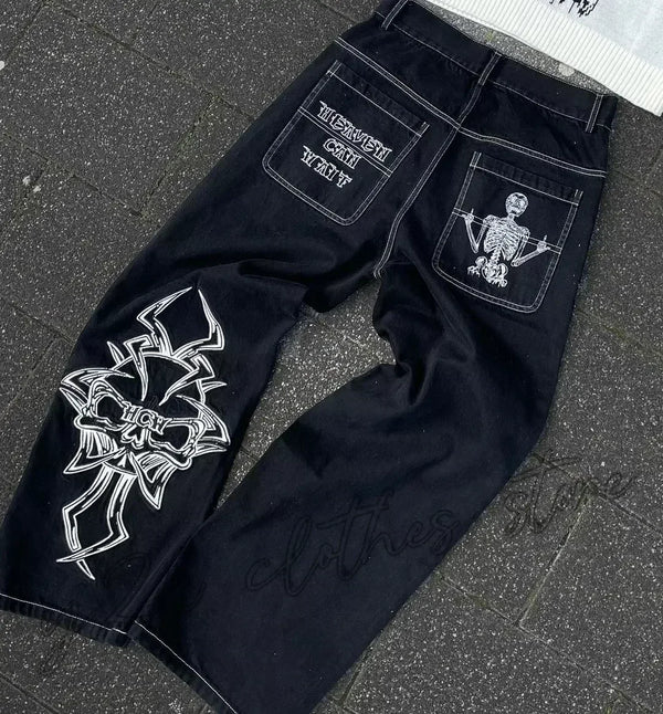 Comfortable mid-waist jeans with vibrant embroidery for street style.