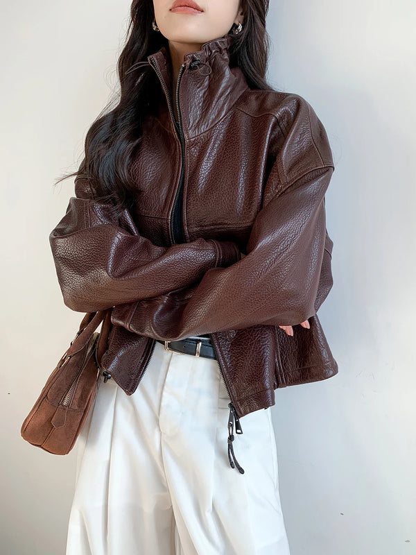 Chic vintage leather cropped jacket for women in a stylish autumn outfit.