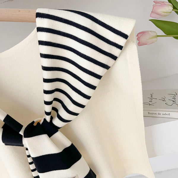 Chic women's scarf in soft fabric, easy to wash and maintain.