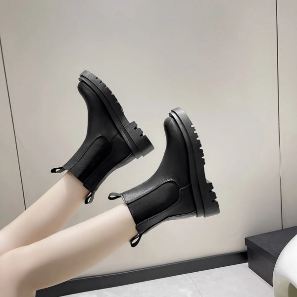 Chic Chelsea boots for women with thick sole, slip-on design, and durable rubber outsole, perfect for casual autumn and sprin