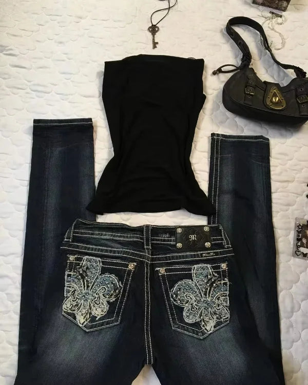 Wide-leg jeans in blue with comfortable fit and vibrant embroidery.