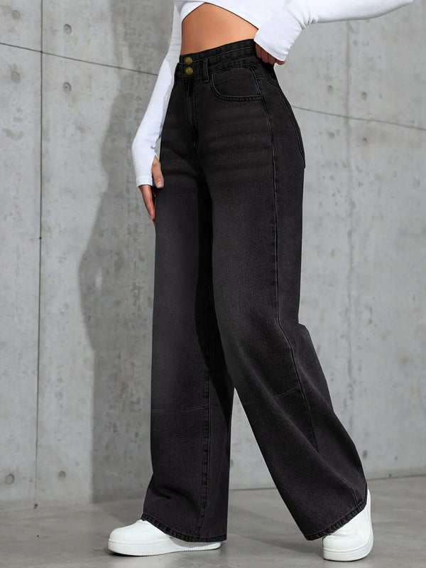 Chic high-waist straight jeans with comfort fit, featuring a relaxed cut, zipper fly, and practical pockets for everyday styl