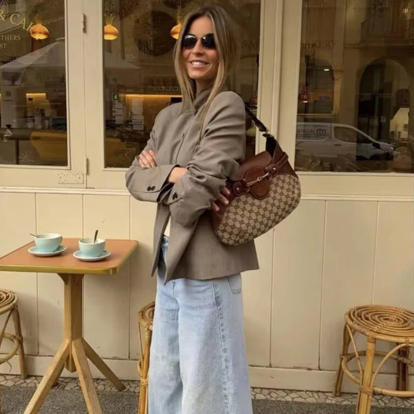 Travel-ready broadcloth blazer with functional pockets for everyday wear
