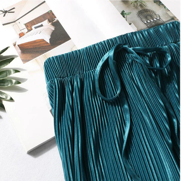 Chic wide leg summer pants for women in ice silk, pleated design, perfect for casual outings and warm weather comfort.