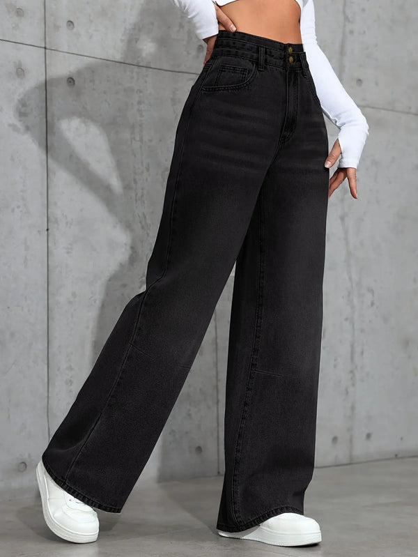 Chic high-waist straight jeans with comfort fit, featuring a relaxed cut, zipper fly, and practical pockets for everyday styl