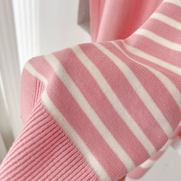 Knitted scarf with classic stripes, ideal for cooler days.