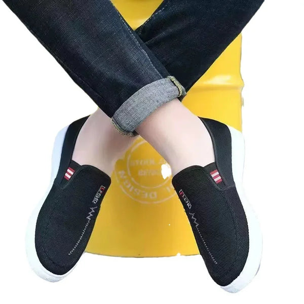 Casual men's canvas sneakers with durable rubber outsole for all-day comfort