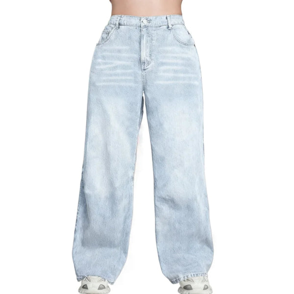 Y2K style light wash jeans that combine comfort and trendy fashion.
