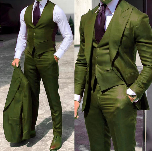 Tailored confidence suit in navy blue, made from breathable polyester and viscose blend.
