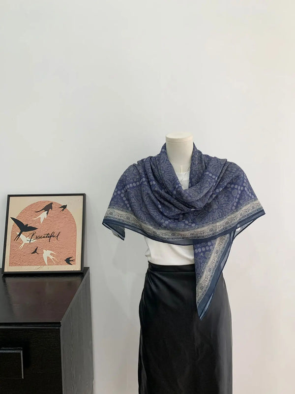 Stylish women's scarf in soft polyester, featuring a beautiful vintage-inspired design.
