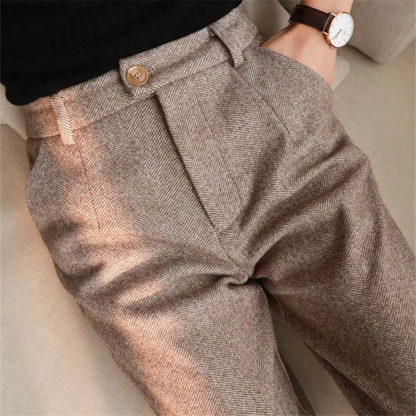 Women's tailored pants in stretch polyester with high waist and button front for timeless elegance
