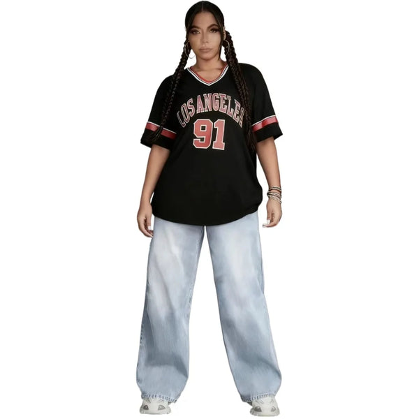 Trendy women's jeans with a loose fit, ideal for a cozy look.