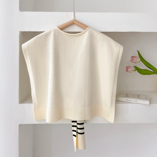 Comfortable knit scarf for women, ideal for transitional seasons.