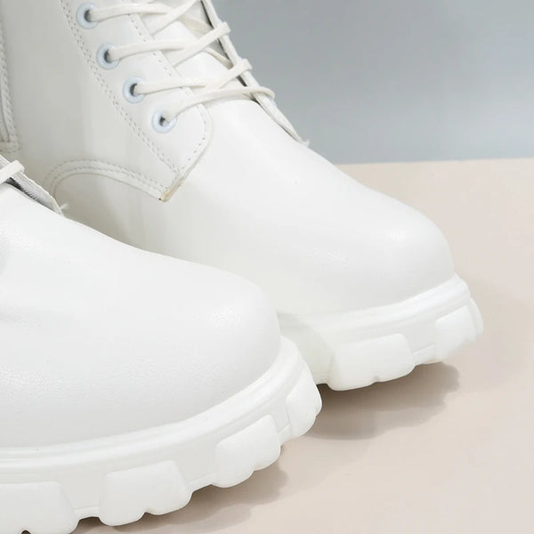 Chic white ankle boots with chunky heel, lace-up closure, and durable PU leather for stylish fall/winter outfits.