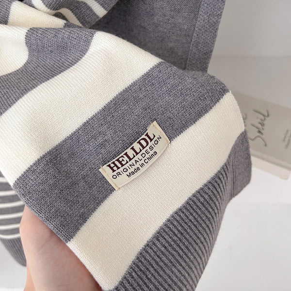 Lightweight polyester scarf, soft to the touch and stylish.