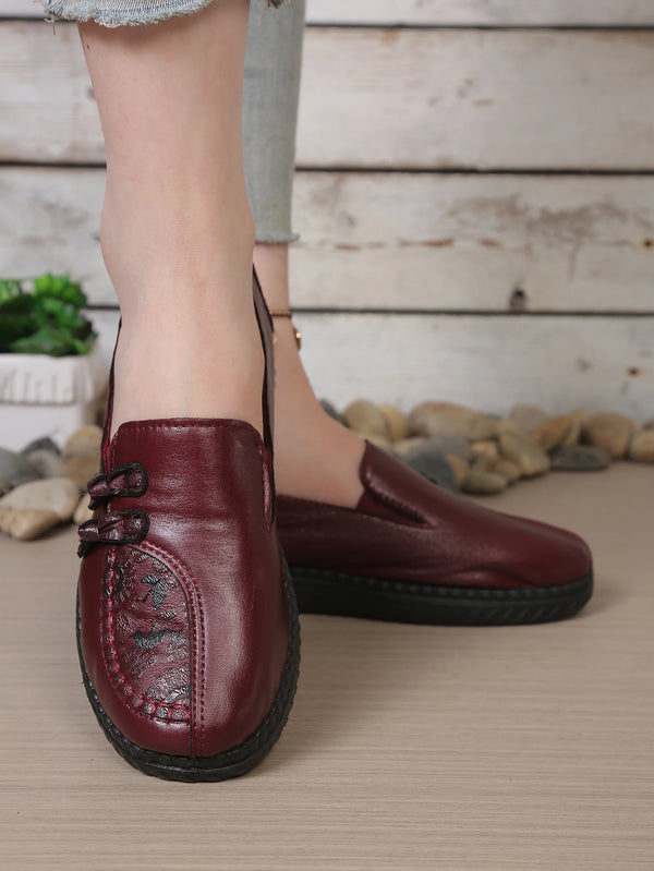 Anti-slip leather loafers in brown with elegant floral embellishment for women