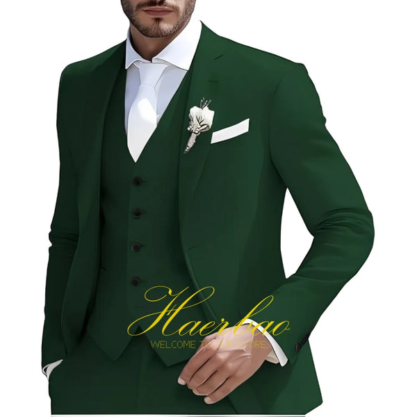 Elegant 3-piece men's suit for weddings, featuring a slim fit, single-breasted jacket, and pleated pants in premium fabric.