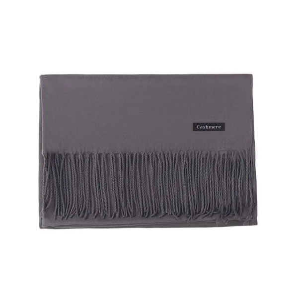 Elegant black scarf, ideal for dressing up or casual outings.