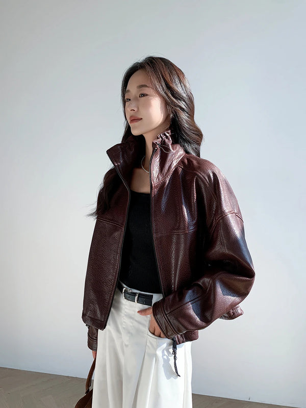 Stylish women's cropped leather jacket in genuine sheepskin for a sophisticated look.