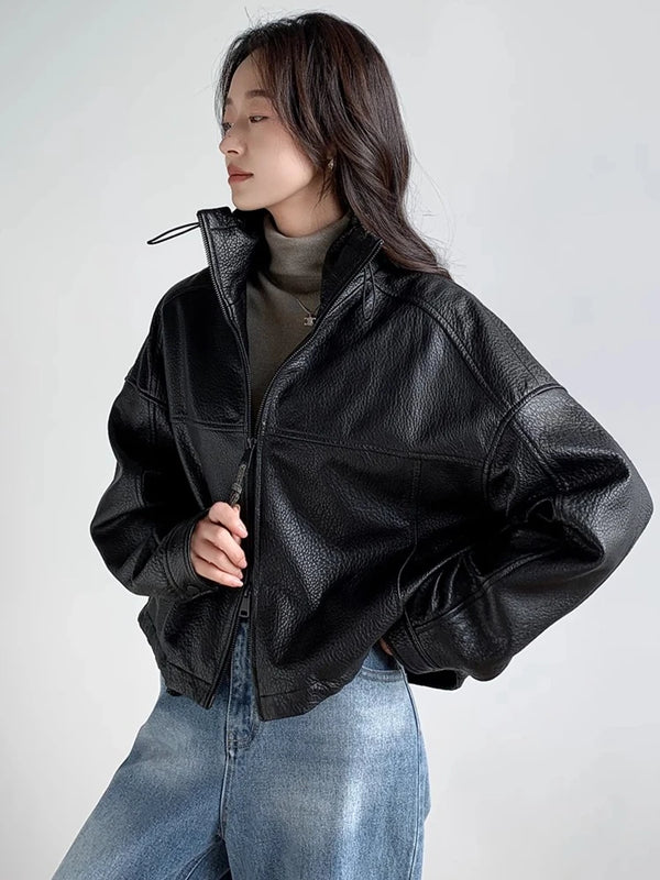 Smooth zipper closure detail on the vintage leather cropped jacket for women.
