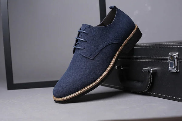 Men's dress shoes with a classic design and matte finish.