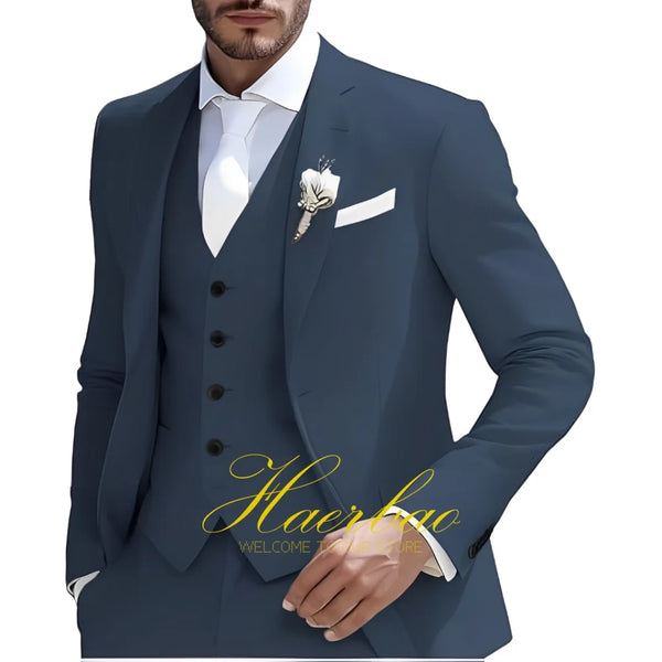 Elegant 3-piece men's suit for weddings, featuring a slim fit, single-breasted jacket, and pleated pants in premium fabric.