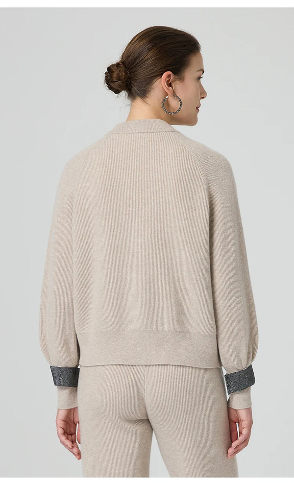 Versatile 100% wool cardigan in relaxed fit with single-breasted button closure