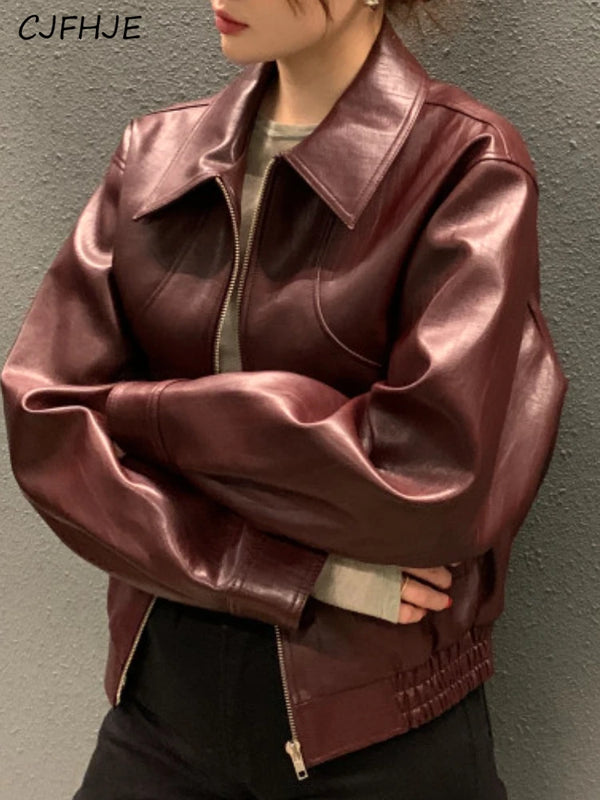 Chic cropped leather jacket for women in faux leather, featuring a turn-down collar and zipper closure, perfect for autumn an