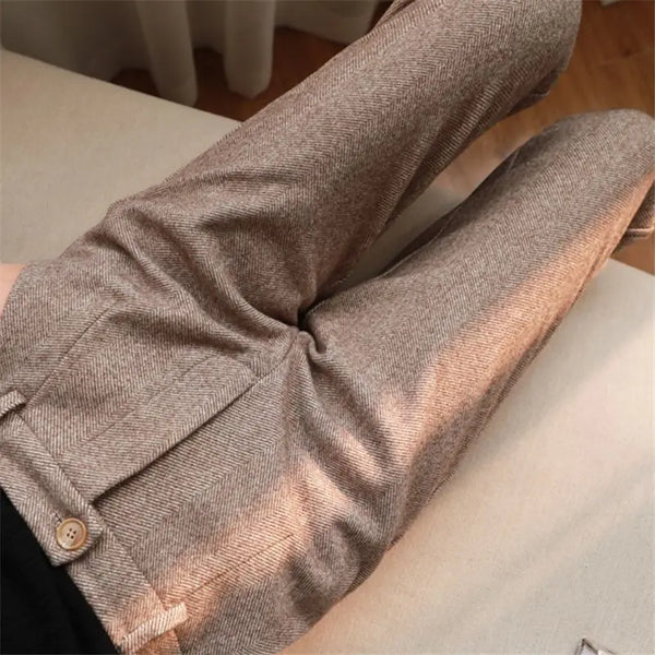 Women's high-waisted trousers with button-fly closure and stretch fabric for all-day comfort and style