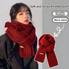 Warm knit scarf in a timeless design, suitable for both men and women.
