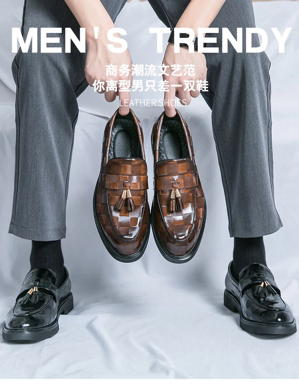 Cushioned insole for all-day comfort in men's formal oxfords.