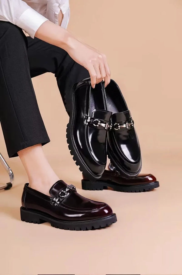Black Oxfords with a shiny finish, ideal for polished looks.
