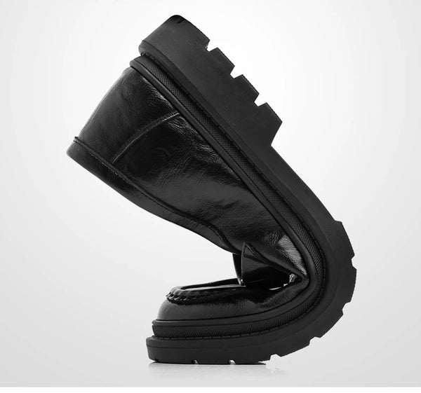 Men's slip-on loafers in navy blue, ideal for casual dinners.