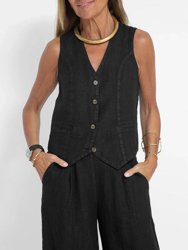 Model confidently presenting in the Radiant Summer Suit, embodying professionalism.