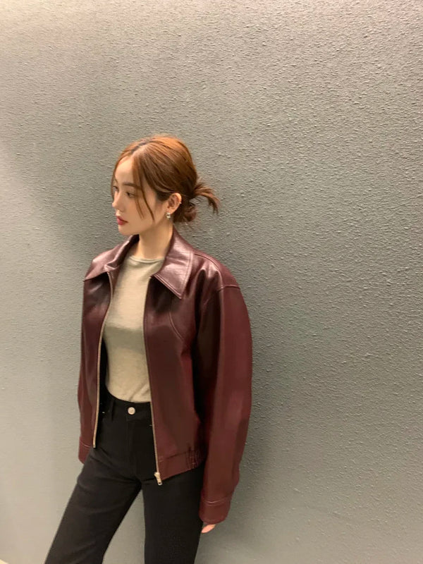 Chic cropped leather jacket for women in premium faux leather, featuring a stylish turn-down collar and secure zipper closure