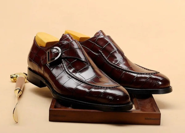 Stylish black leather Oxford shoes ideal for weddings and banquets.