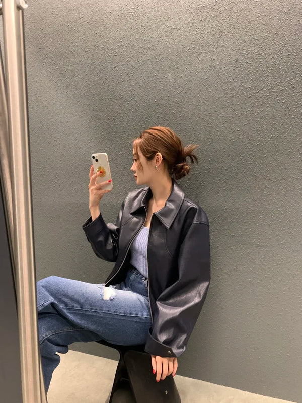 Chic cropped leather jacket for women in faux leather with turn-down collar, perfect for autumn and winter streetwear fashion