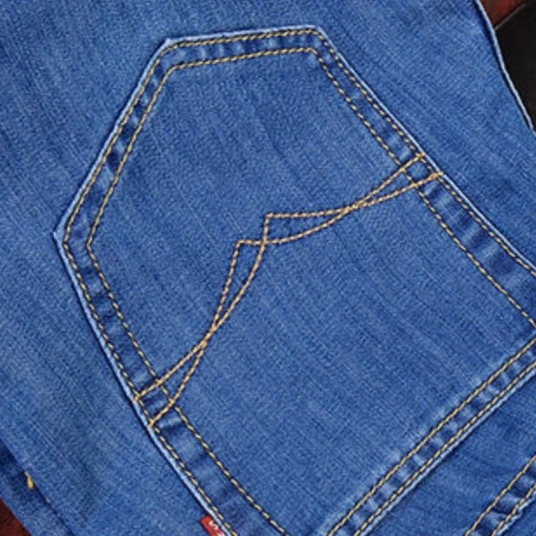 Versatile men's jeans in classic straight-leg style with flex comfort technology for unrestricted movement