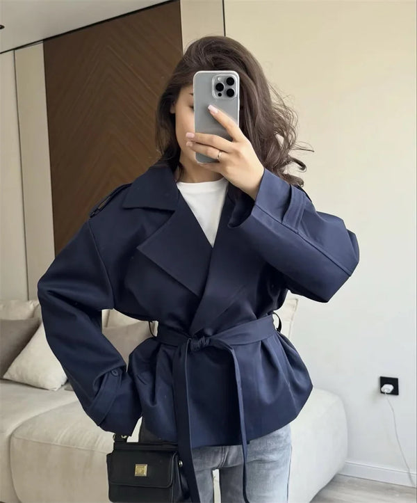 Regular length trench coat with belt and double-breasted front