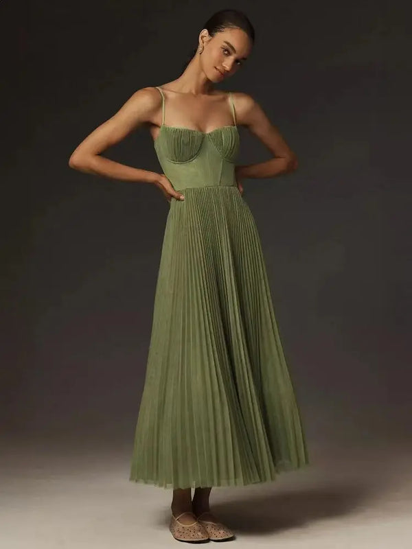 Flattering high-waist evening dress with textured pleats and comfortable stretch fabric